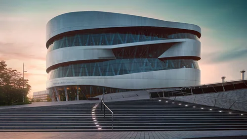 Prepare-se para uma viagem interativa pelos ícones da engenharia e conheça a Alemanha de perto com o tour virtual no museu futurista da Mercedes-Benz.